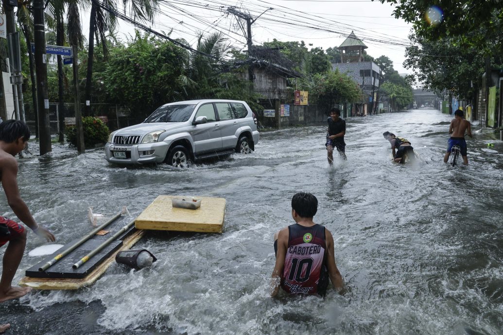 天下事 大晴天秒下雷雨冰雹 下龙湾游船遇风暴翻覆 14岁少年受困4小时获救