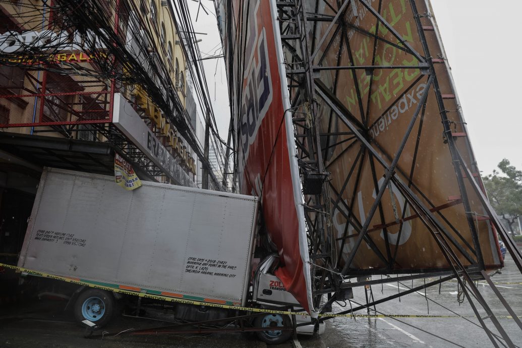 天下事 大晴天秒下雷雨冰雹 下龙湾游船遇风暴翻覆 14岁少年受困4小时获救
