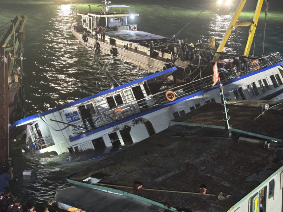 天下事 大晴天秒下雷雨冰雹 下龙湾游船遇风暴翻覆 14岁少年受困4小时获救
