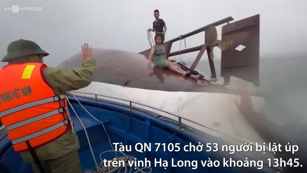 天下事 大晴天秒下雷雨冰雹 下龙湾游船遇风暴翻覆 14岁少年受困4小时获救