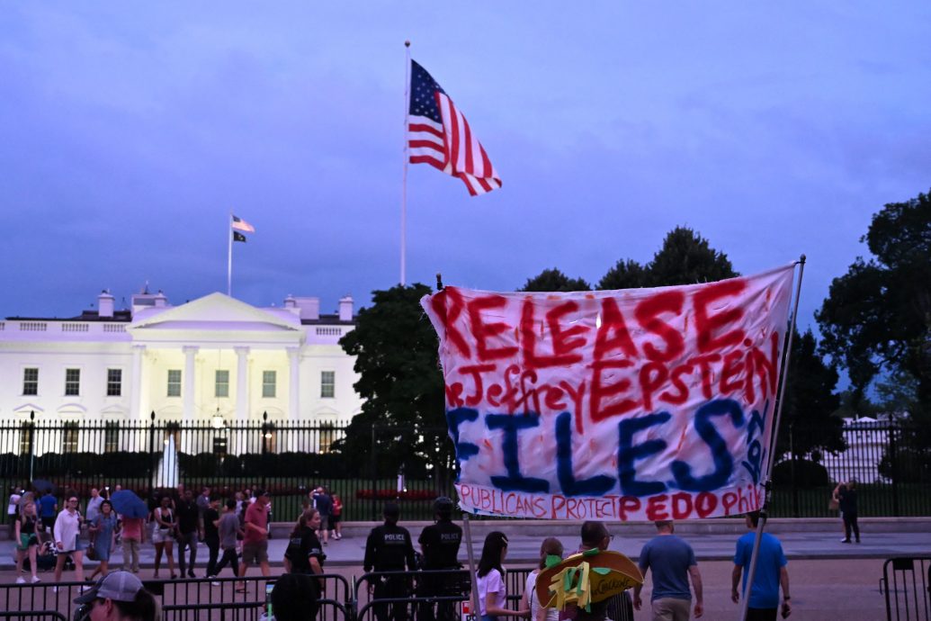 天下事 特朗普炒作阴谋论被反噬 MAGA阵营大分裂 主