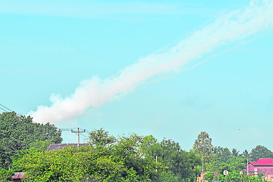 天下事主文)泰柬交火涉重型武器 柬控用集束弹药“反人道”