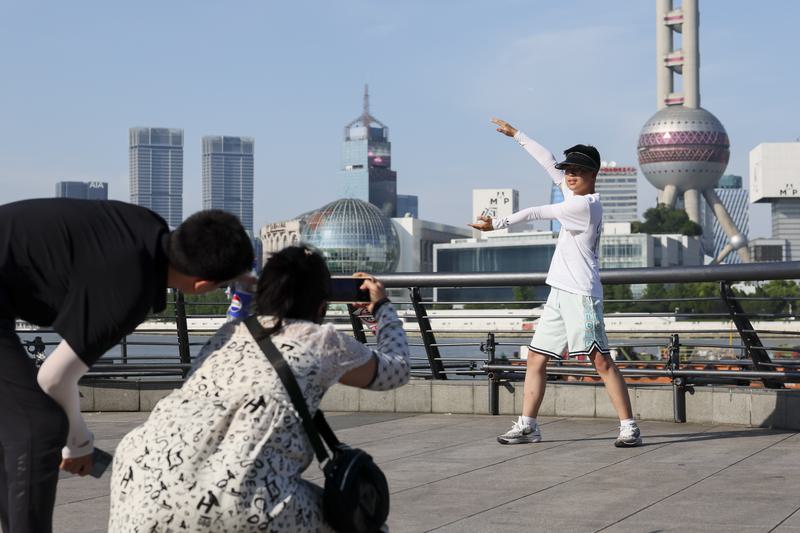 天气太热狂吃冰淇淋 上海女子“脑结冰”