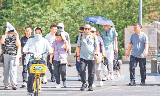 天气太热狂吃冰淇淋 上海女子“脑结冰”