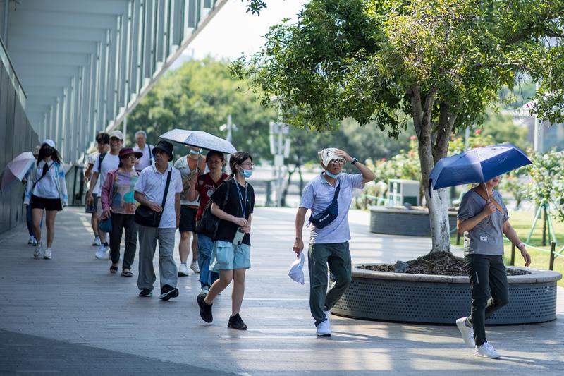 天气太热狂吃冰淇淋 上海女子“脑结冰”