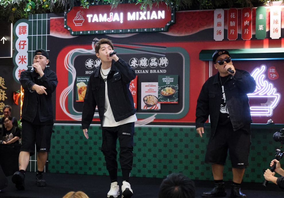 夸陈凯琳是网络年代代表 郑嘉颖自认演不了短视频