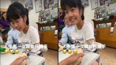 女儿装上义肢跟爸爸握手 父：“这一握等了12年”