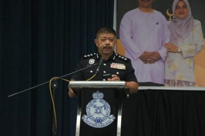 女大学生校区遭割颈案|嫌犯伤者曾是情侣·警方：“持械伤人角度开档调查”