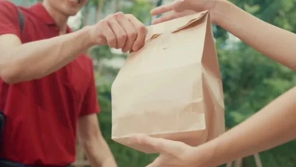 女子车被撞不计较反倒贴 掏150让骑士回家看妈妈