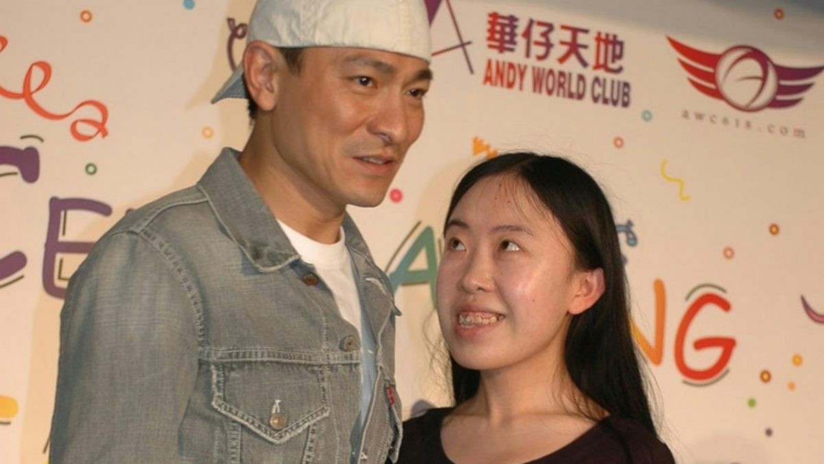 女粉丝为求记住 成龙惨吃3次巴掌