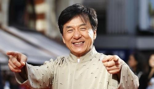 女粉丝为求记住 成龙惨吃3次巴掌