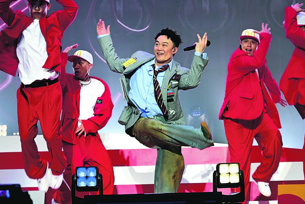 姜涛唱《涛》自我调侃　陈奕迅谢霆锋合照掀回忆杀	