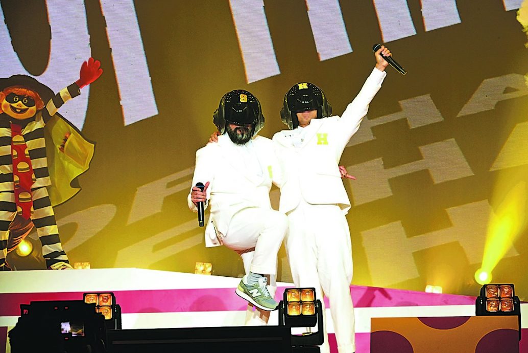 姜涛唱《涛》自我调侃　陈奕迅谢霆锋合照掀回忆杀	