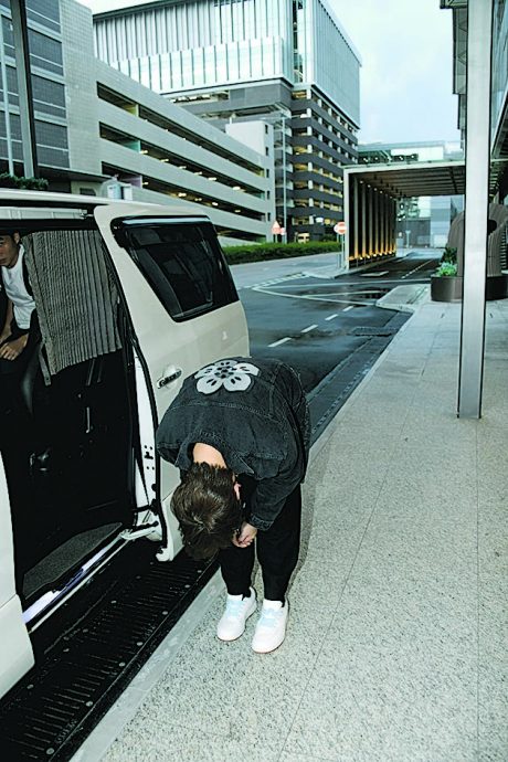 姜涛抵港90度鞠躬谢姜糖 没留意卢觅雪讽其智商