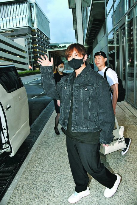 姜涛抵港90度鞠躬谢姜糖 没留意卢觅雪讽其智商