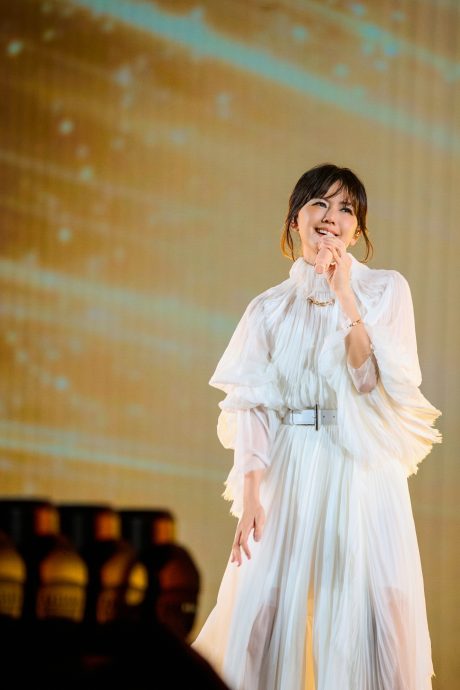 孙燕姿47岁秀1罕见模样 粉丝惊:太可爱