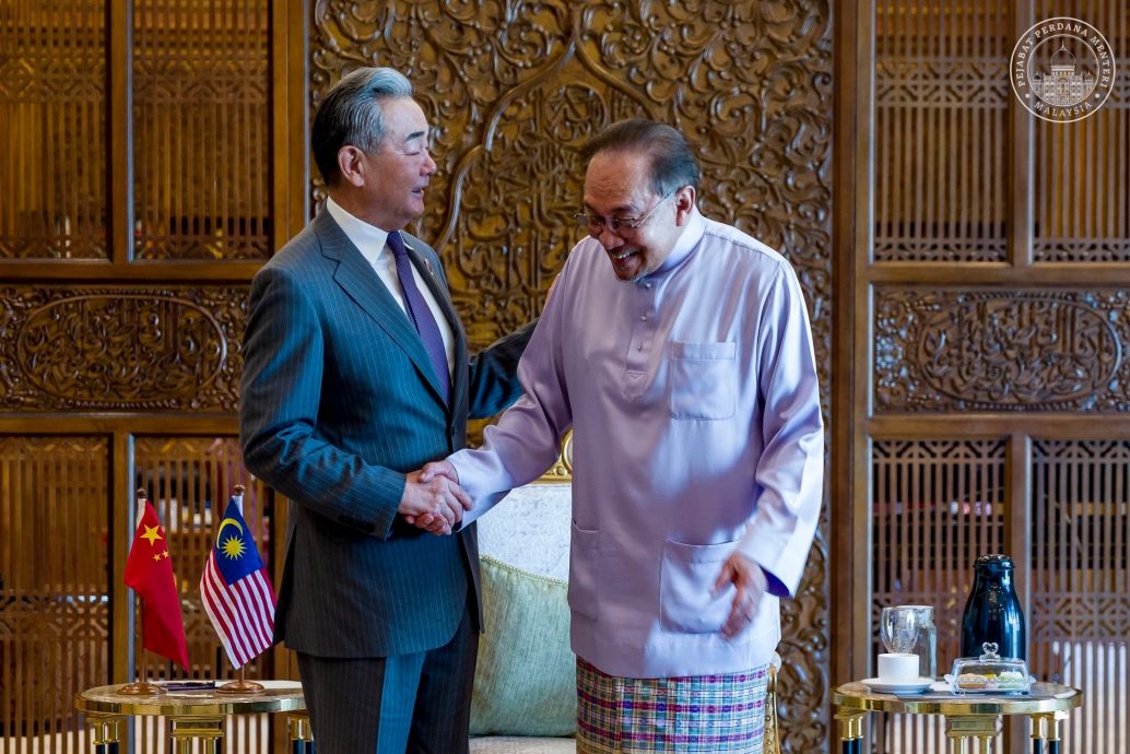 安华与王毅会晤 探讨多方面合作