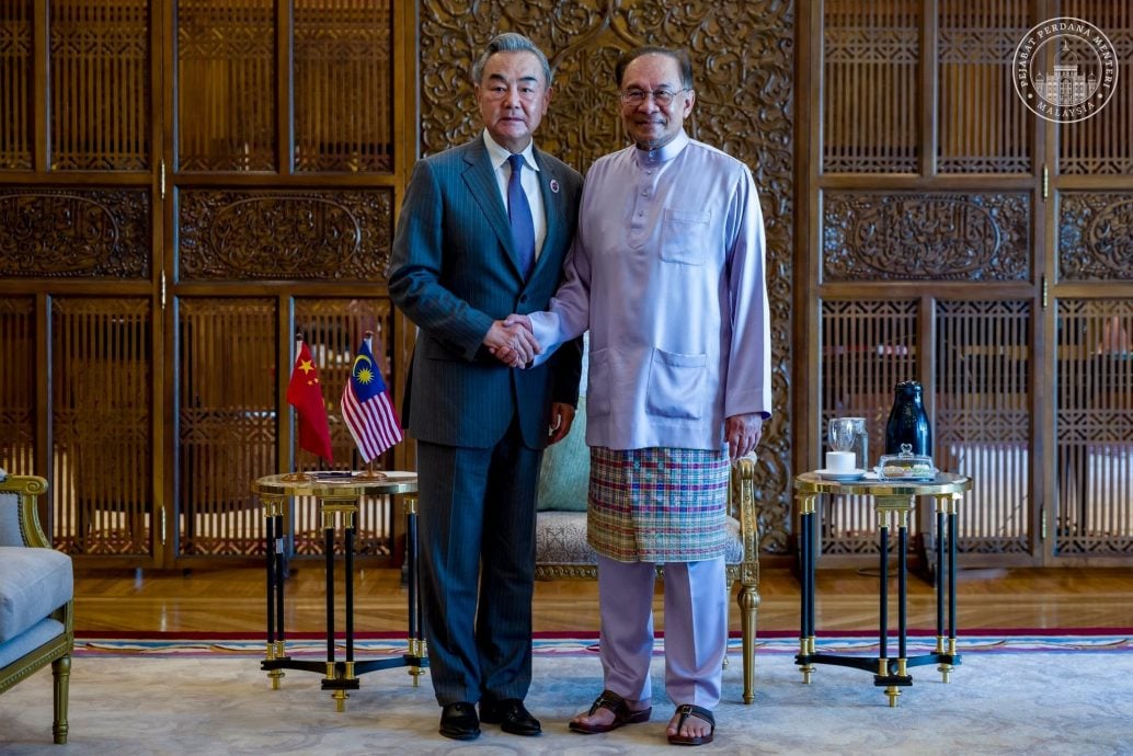 安华与王毅会晤 探讨多方面合作