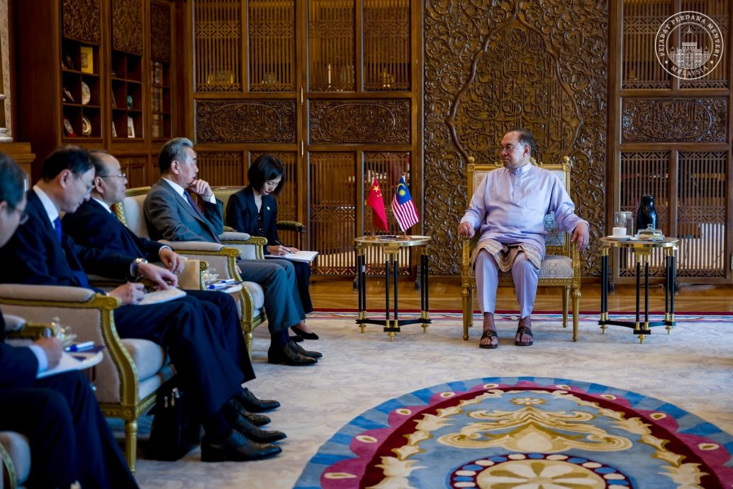 安华与王毅会晤 探讨多方面合作