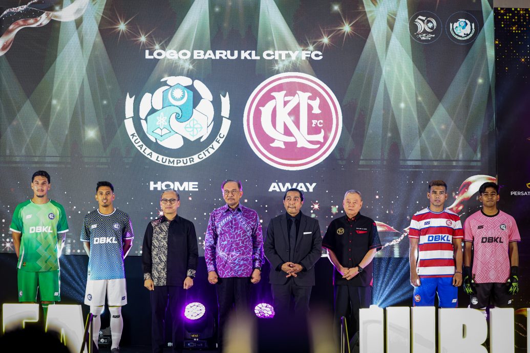 安华宣布拨款100万令吉给予吉隆坡足球协会 支持振兴该协会足球事业