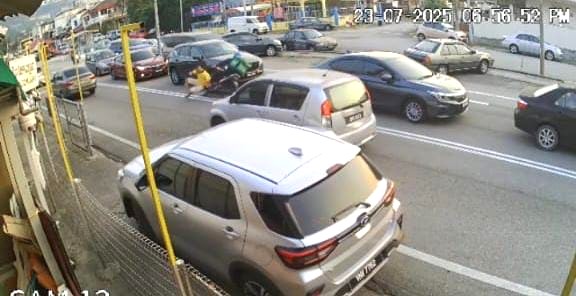安邦太子园巴刹外再传意外 男子过马路被送餐摩托车“撞飞”