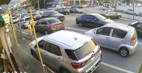安邦太子园巴刹外再传意外 男子过马路被送餐摩托车“撞飞”