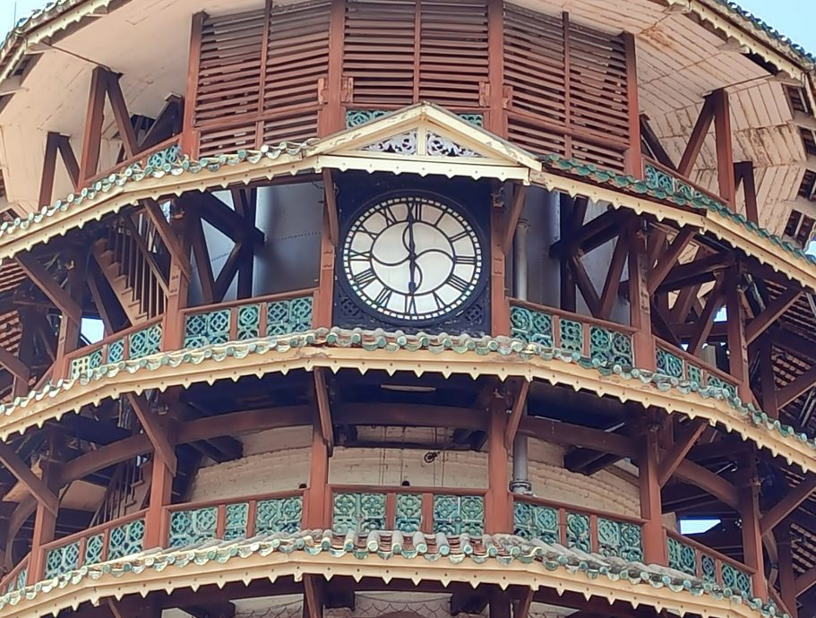 安顺斜塔大笨钟不响 斜塔保姆心急维修