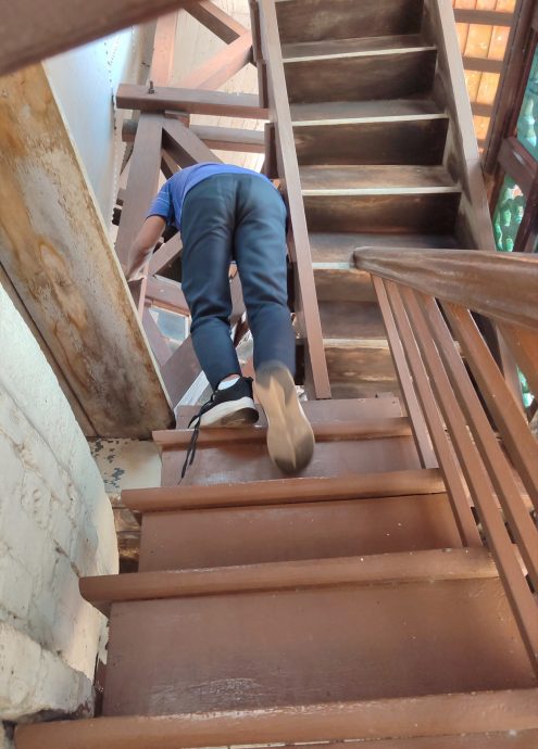 安顺斜塔大笨钟不响 斜塔保姆心急维修