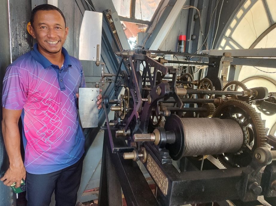 安顺斜塔大笨钟不响 斜塔保姆心急维修