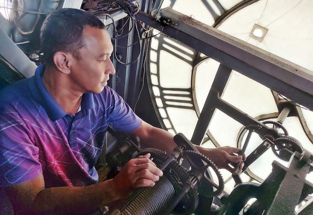 安顺斜塔大笨钟不响 斜塔保姆心急维修