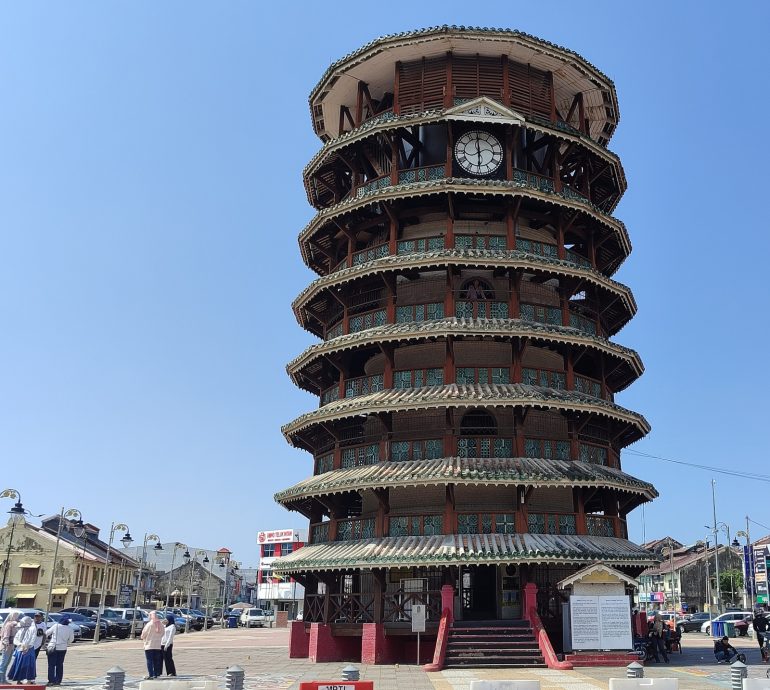 安顺斜塔大笨钟不响 斜塔保姆心急维修