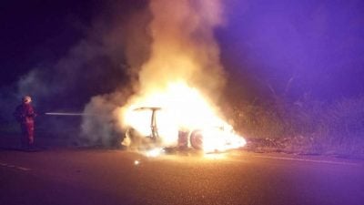 实兆远新甘光路  宝马轿车起火燃烧