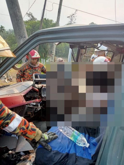 客货车失控撞电灯柱 40岁印男被夹受困