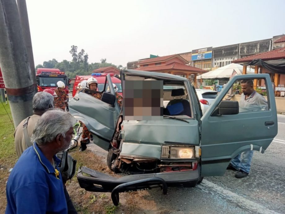 客货车失控撞电灯柱 40岁印男被夹受困