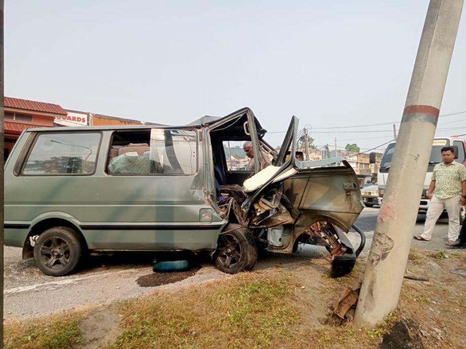 客货车失控撞电灯柱 40岁印男被夹受困