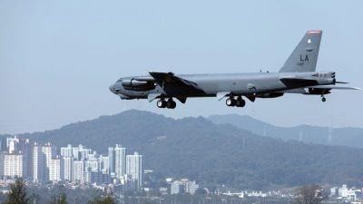 美日韩空中联合军演 美军B52H轰炸机高调登场