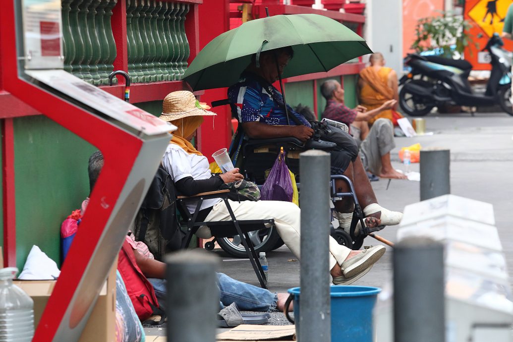 封面-大都会／茨厂街出现“进口乞丐”／10图