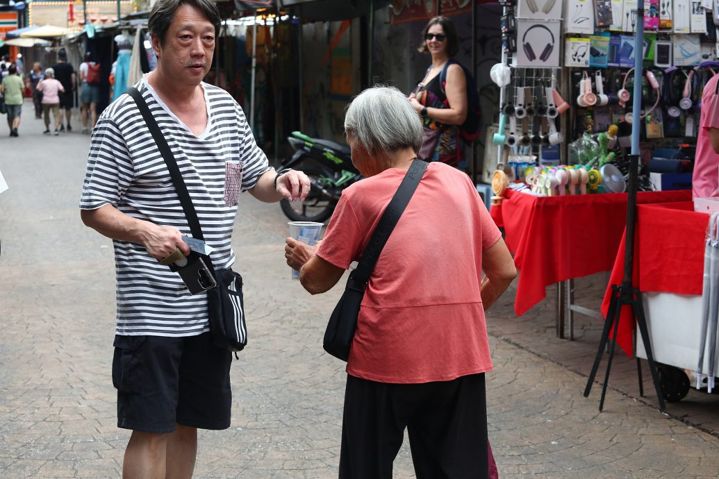封面-大都会／茨厂街出现“进口乞丐”／10图