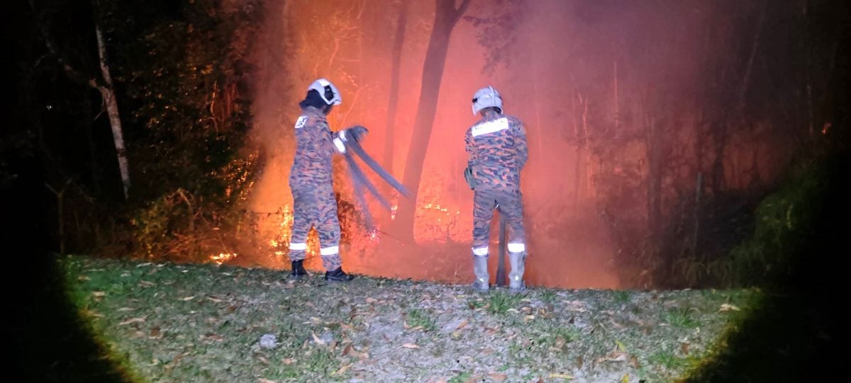 封面副文-大都会/加影辉煌花园与佳思敏花园交界的山林发生林火