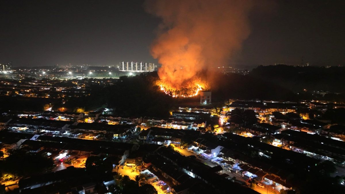 封面副文-大都会/加影辉煌花园与佳思敏花园交界的山林发生林火