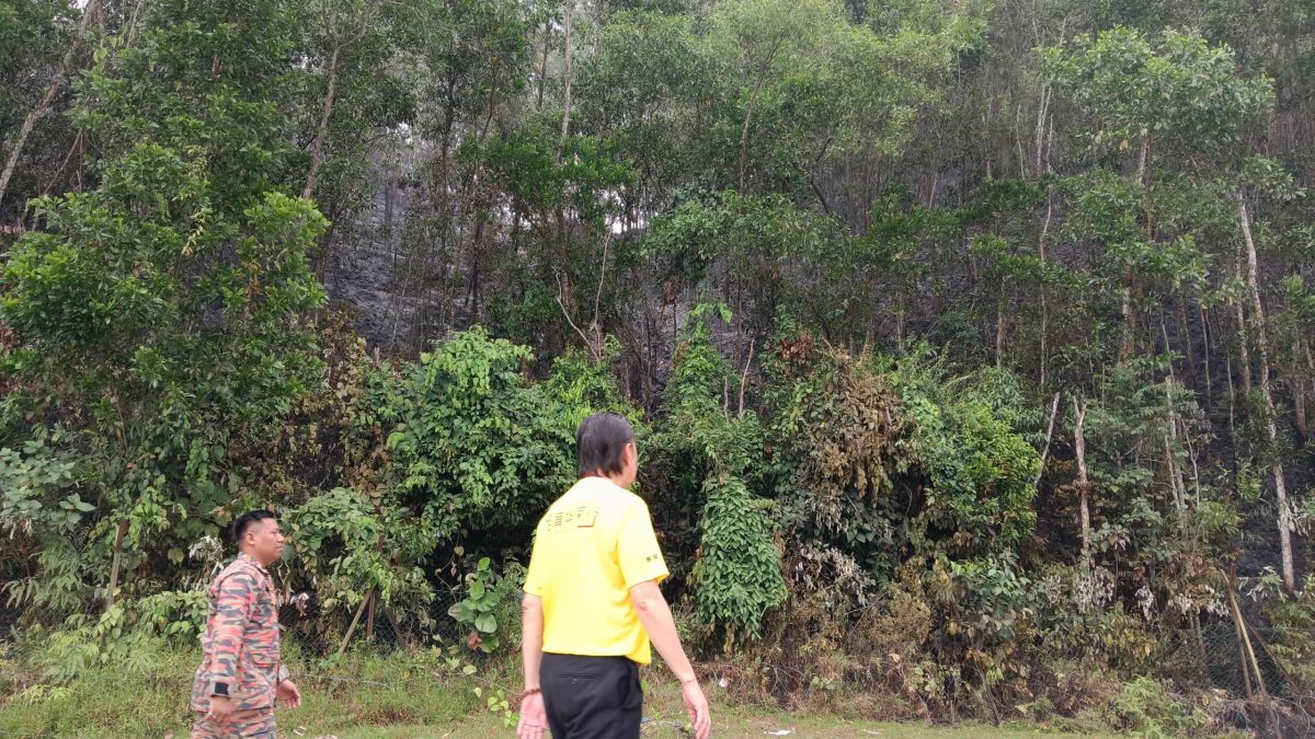 封面副文-大都会/加影辉煌花园与佳思敏花园交界的山林发生林火