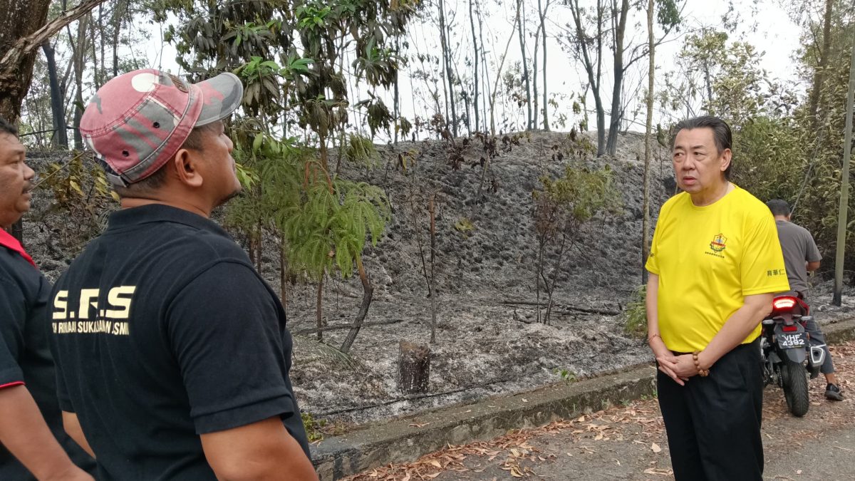 封面副文-大都会/加影辉煌花园与佳思敏花园交界的山林发生林火