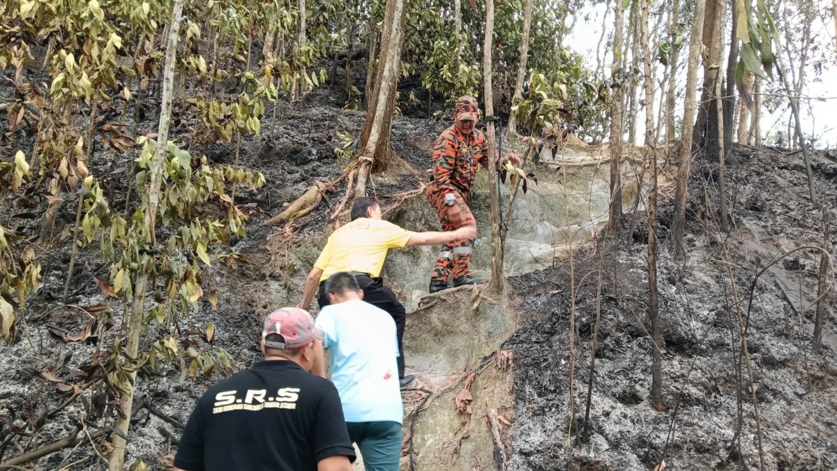 封面副文-大都会/加影辉煌花园与佳思敏花园交界的山林发生林火
