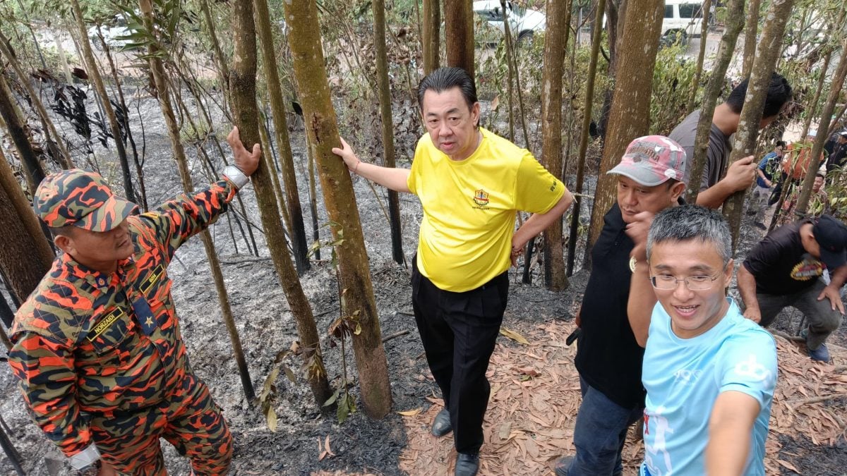 封面副文-大都会/加影辉煌花园与佳思敏花园交界的山林发生林火