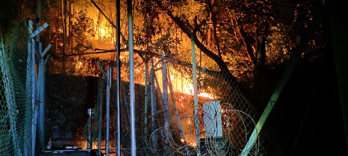 封面副文-大都会/加影辉煌花园与佳思敏花园交界的山林发生林火