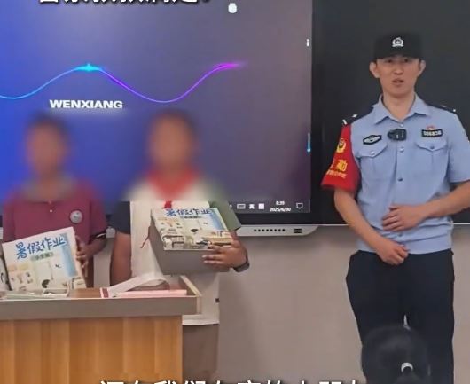 小学生拦警车举报种罂粟 竟获赠这份大礼!