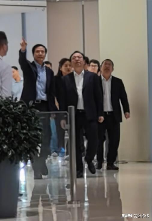 小米雷军带比亚迪王传福参观小米汽车工厂