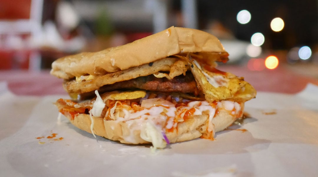 小贩抽烟没洗手做汉堡 女子反胃取消订单快闪