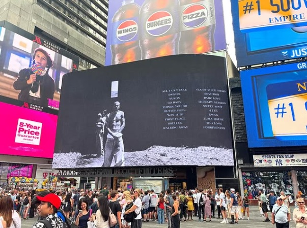 小贾无预警推出新专辑 妻儿入镜粉碎家变传闻