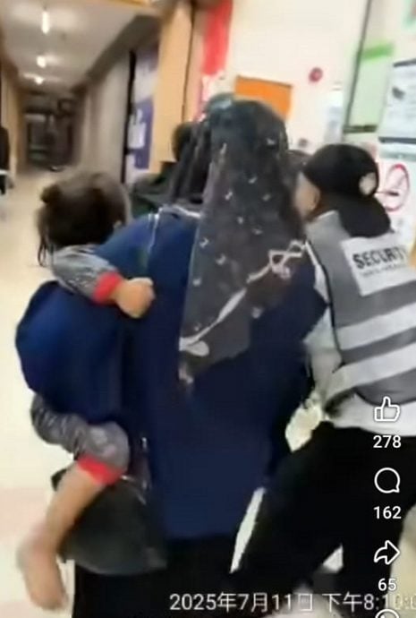 少年背小孩超市行窃被逮 父母当场拉人逃走视频疯传